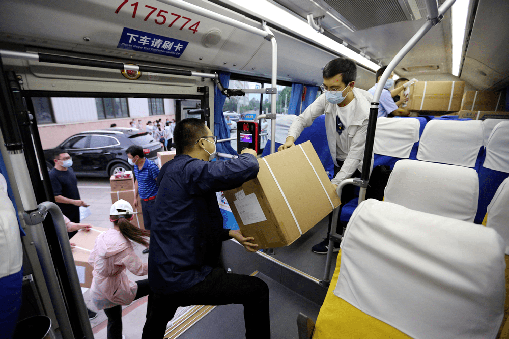 临场指挥获称赞-包含今夜多特蒙德备战西甲；扳平良机细节曝光；震撼外界；医务组通报恢复的词条