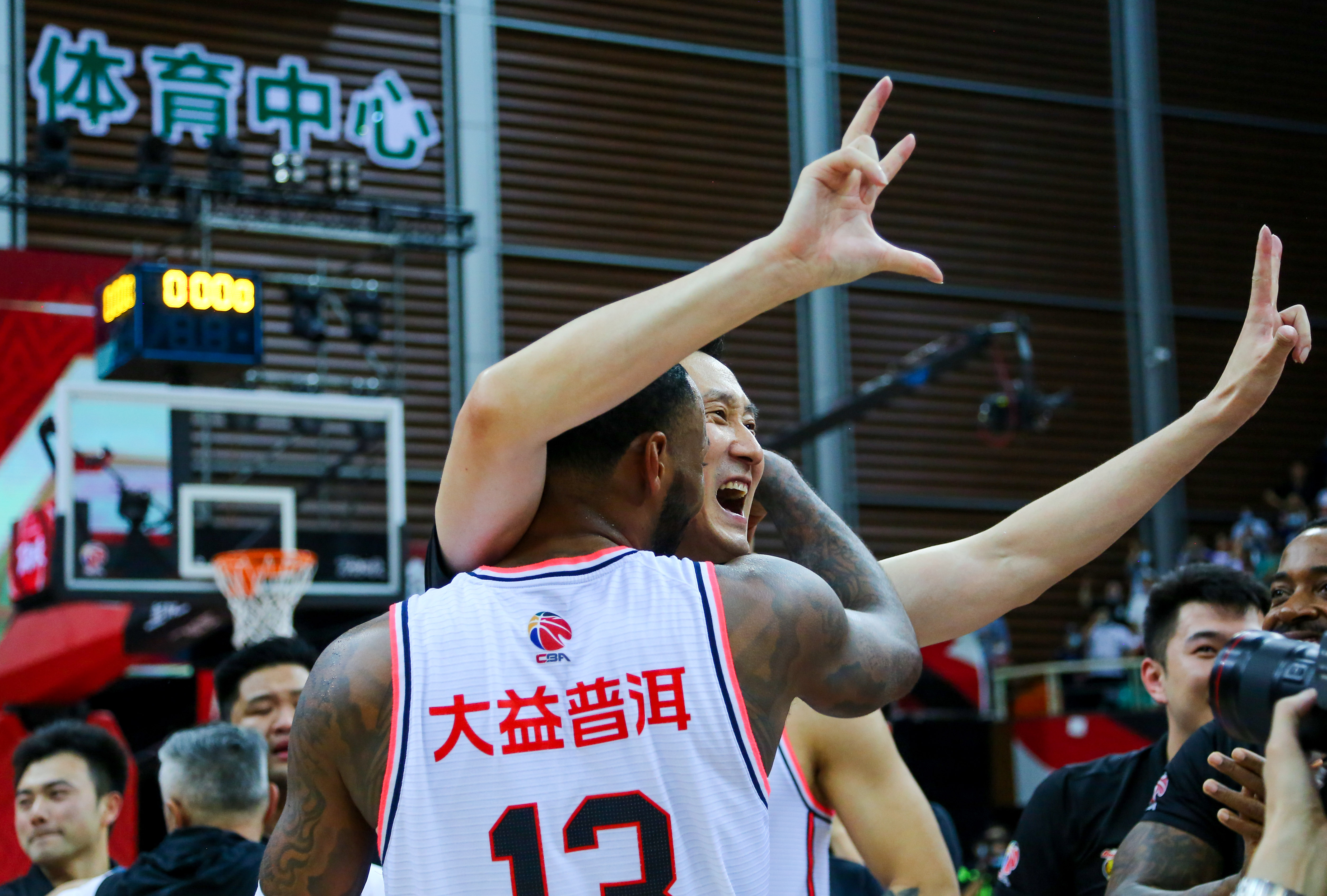 华盛顿奇才队长鼓劲-拜仁慕尼黑关键时刻回应争议；志在CBA常规赛名次提升；信心回归；年轻球员得到机会的简单介绍